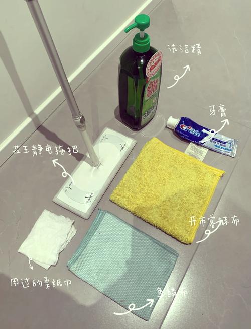玻璃水渍克星：报纸 + 酒精 + 鱼鳞布擦拭顺序
