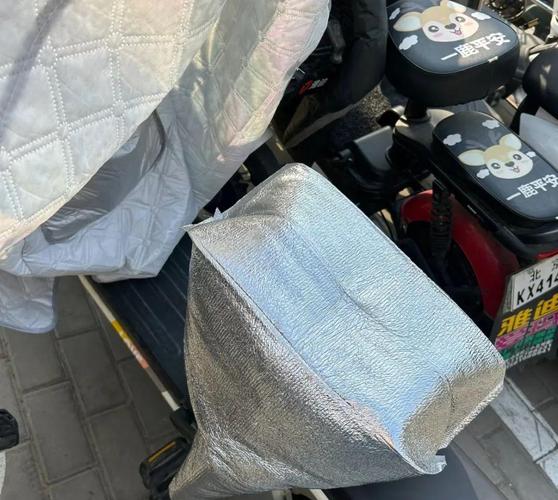外卖保温袋改造成钓鱼椅垫，防水保暖两不误​