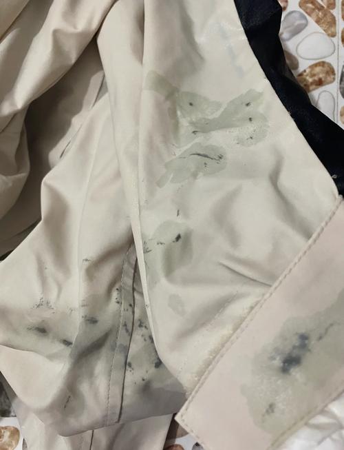 衣服上的圆珠笔印？风油精溶解擦拭​