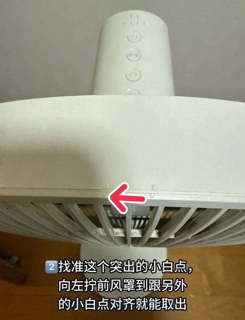 电风扇叶片积灰?旧袜子套手擦拭!