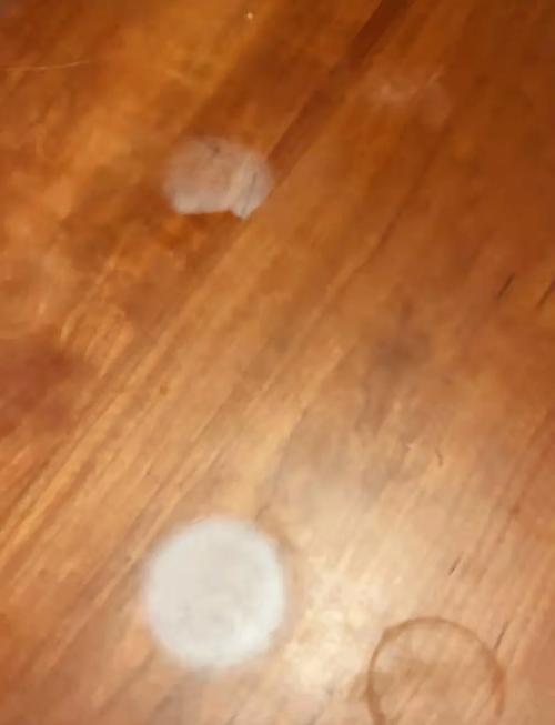 实木家具漆面划痕？用蜡笔+棉布打磨修复
