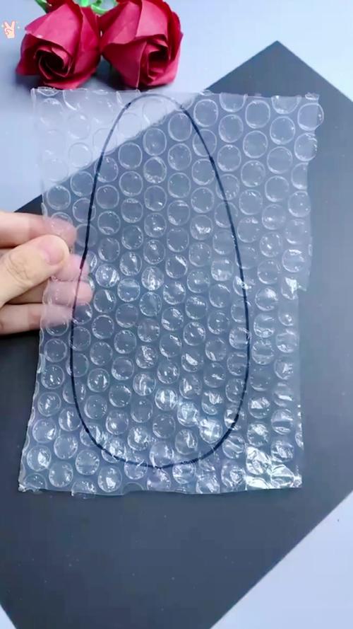 气泡膜妙用？包裹易碎品保暖！