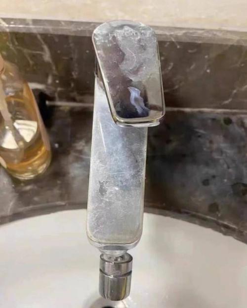水龙头水垢堆积？牙膏抹布擦出光亮！