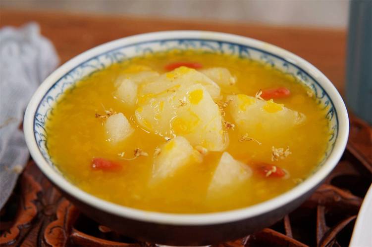 自制冰糖雪梨：去核、熬煮，秋冬润燥必备​